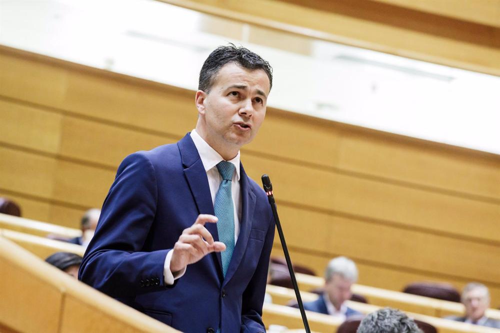 Archivo- El ministro de Industria, Comercio y Turismo, Héctor Gómez, interviene durante una sesión de control al Gobierno en el Senado, a 18 de abril de 2023, en Madrid (España). Archivo-