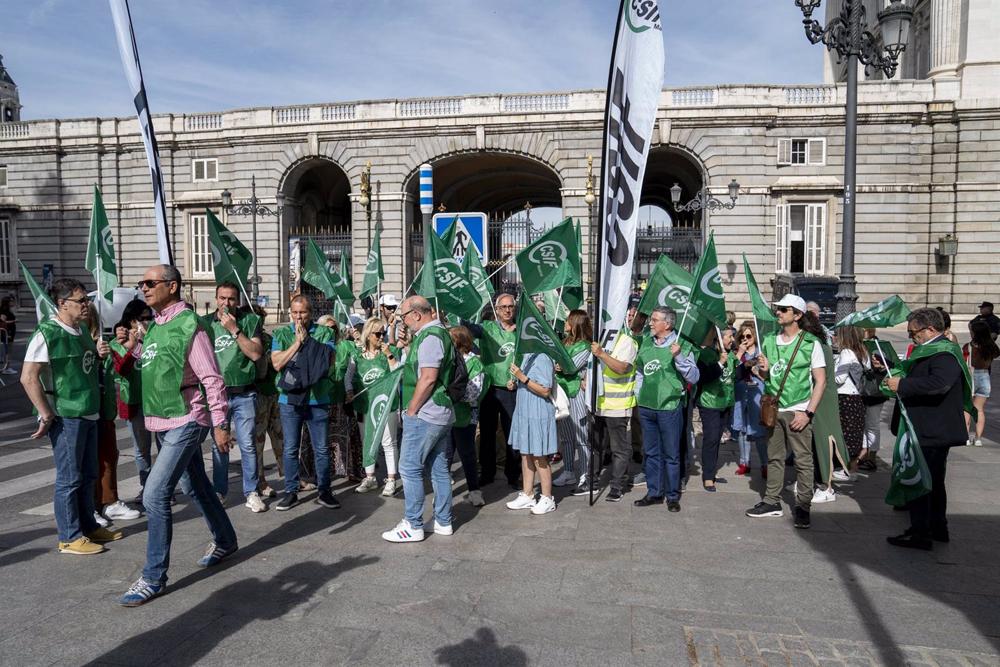 Trabajadores de Patrimonio Nacional durante una concentración convocada por la Central Sindical Independiente y de Funcionarios (CSIF), frente al Palacio Real, a 3 de mayo de 2023, en Madrid (España). Trabajadores