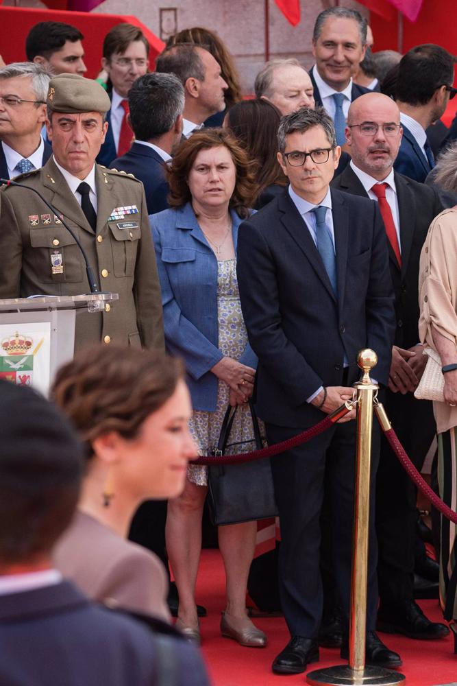 El ministro de la Presidencia, Relaciones con las Cortes y Memoria Democrática, Félix Bolaños (3d), y el delegado del Gobierno en la Comunidad de Madrid, Francisco Martín (2d), durante el acto cívico militar con motivo del Día de la Comunidad de Madrid El