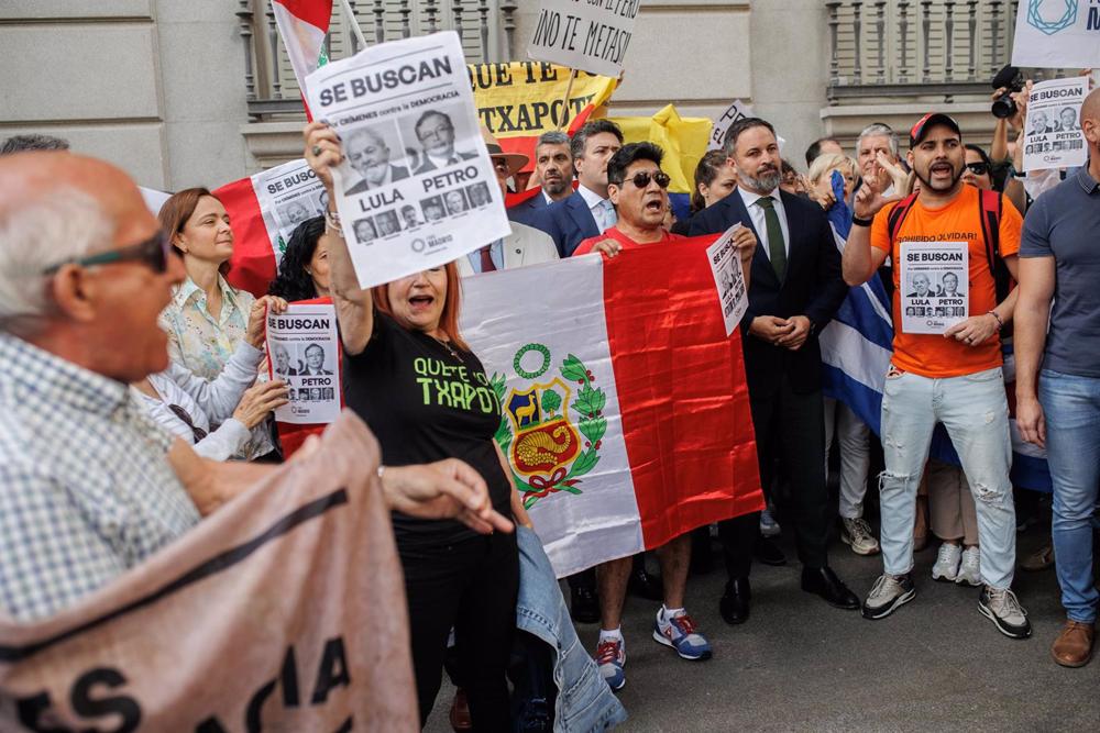 El líder de Vox, Santiago Abascal, apoya los manifestantes que participan en una protesta frente al Congreso de los Diputados, contra la visita del presidente de Colombia a España El