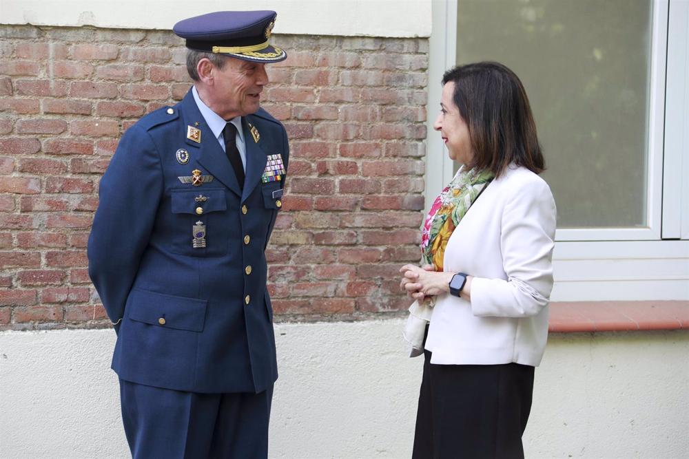 La ministra de Defensa, Margarita Robles, junto al Gran Canciller de la Orden de San Hermenegildo, general Miguel Ángel Villarroya La