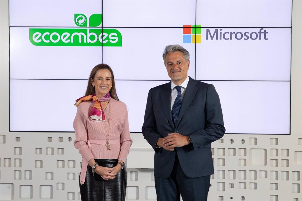 La CEO de Ecoembes, Rosa Trigo, y el presidente de Microsoft España, Alberto Granados, tras la firma del acuerdo entre ambas compañías La