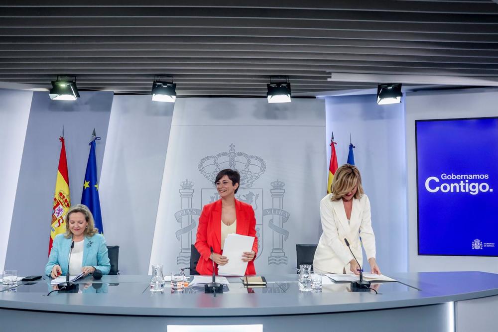 (I-D) La vicepresidenta primera y ministra de Asuntos Económicos y Transformación Digital, Nadia Calviño; la ministra de Educación y Formación Profesional, Pilar Alegría y la ministra de Política Territorial y portavoz del Gobierno, Isabel Rodríguez. (I-D)