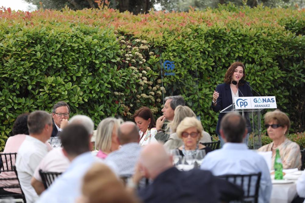 La presidenta de la Comunidad de Madrid y del PP de Madrid, Isabel Díaz Ayuso, interviene durante un almuerzo con afiliados y simpatizantes del partido en Aranjuez, a 3 de mayo de 2023, en Aranjuez, Madrid (España) La