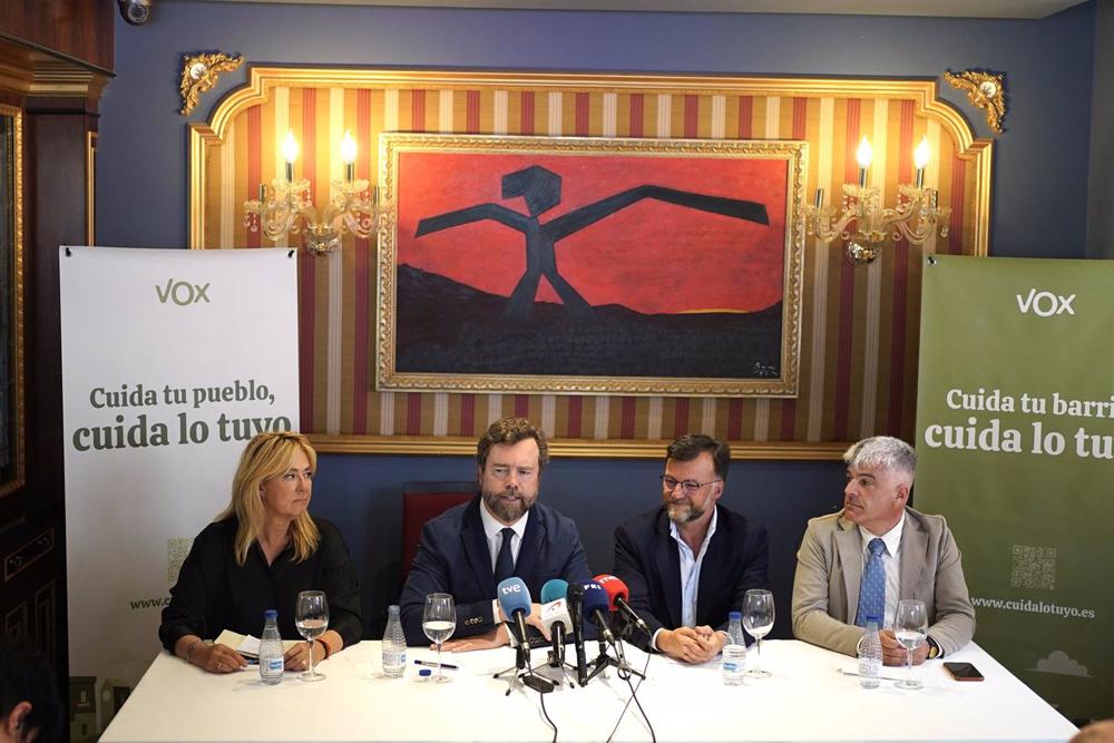 María Pérez, Iván Espinosa de los Monteros, Rafael Moreo y Nico Gutiérrez en la presentación de la lista de Vox en Getxo para elecciones municipales. María