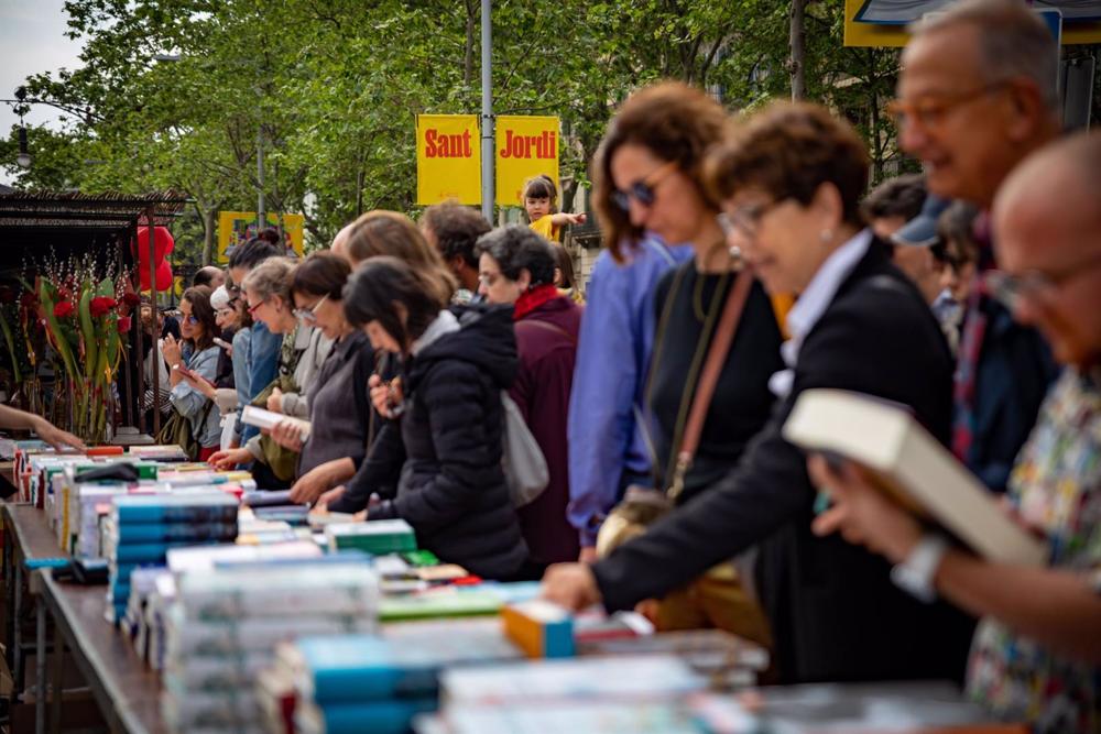 Numerosas personas se han acercado a los puestos de libros durante la celebración del Día Internacional del Libro , a 23 de abril de 2023, en Barcelona, Cataluña, (España). Barcelona acoge como cada año en la festividad de Sant Jordi a centenares de escri Numerosas