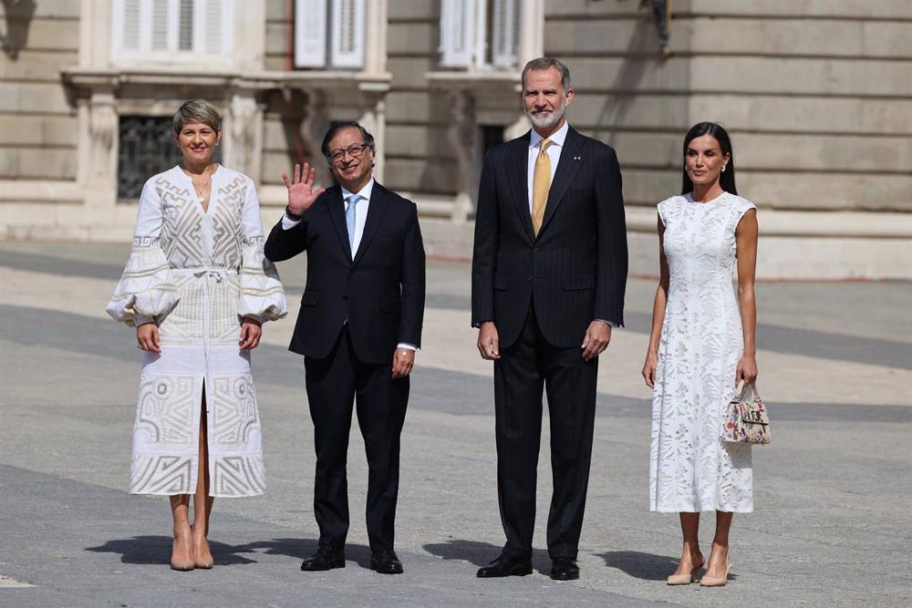 Los Reyes Felipe y Letizia posan junto al Presidente de Colombia (2i), Gustavo Francisco Petro y la Primera Dama (1i), Verónica Alcocer, en el Palacio Real, a 03 de mayo de 2023, en Madrid (España). Los