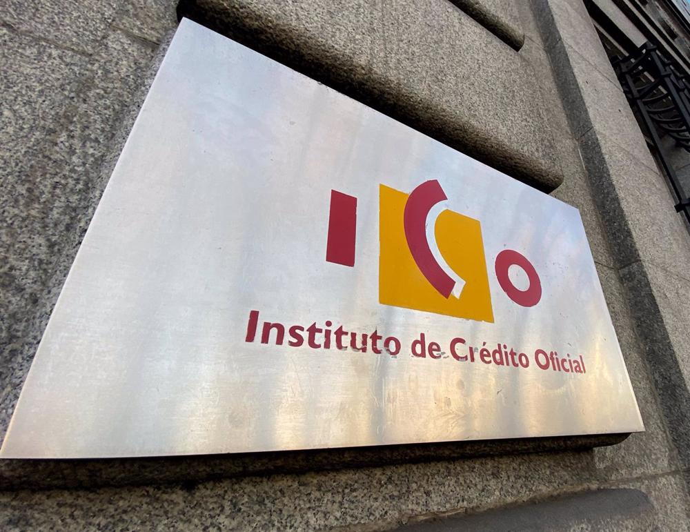Archivo - Placa con el logo del ICO (Instituto del Crédito Oficial), en una de las puertas de acceso de la sede, en el Paseo del Prado de Madrid (España). Archivo