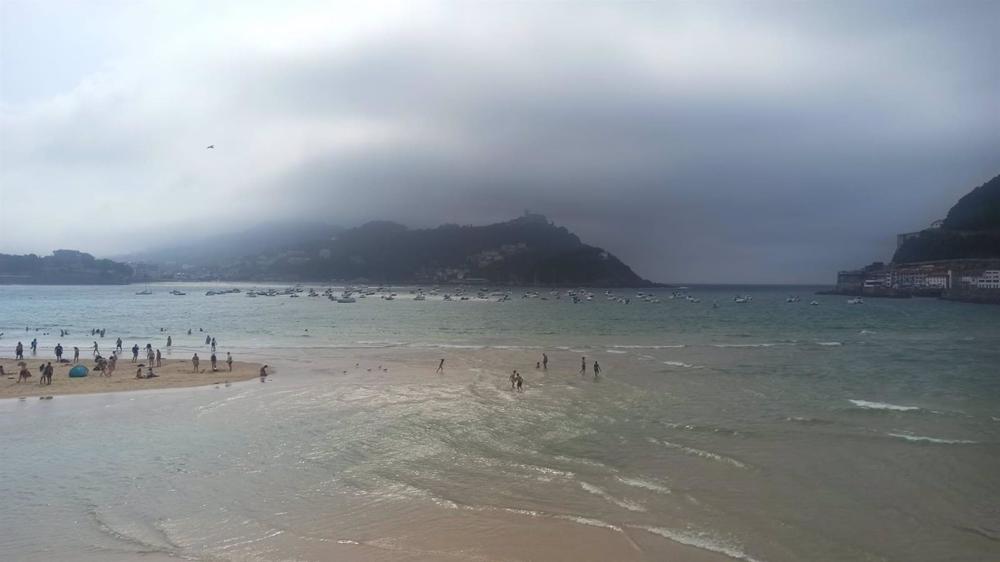 Archivo - Galerna en la donostiarra playa de La Concha Archivo