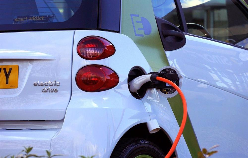 Archivo - Recarga de un coche eléctrico Archivo