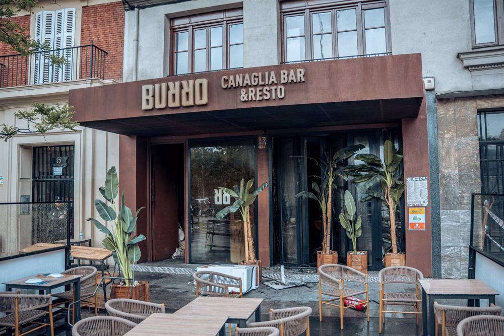 Restaurante 'Burro Canaglia Bar&Resto' precintado por un incendio, en la plaza de Manuel Becerra Restaurante