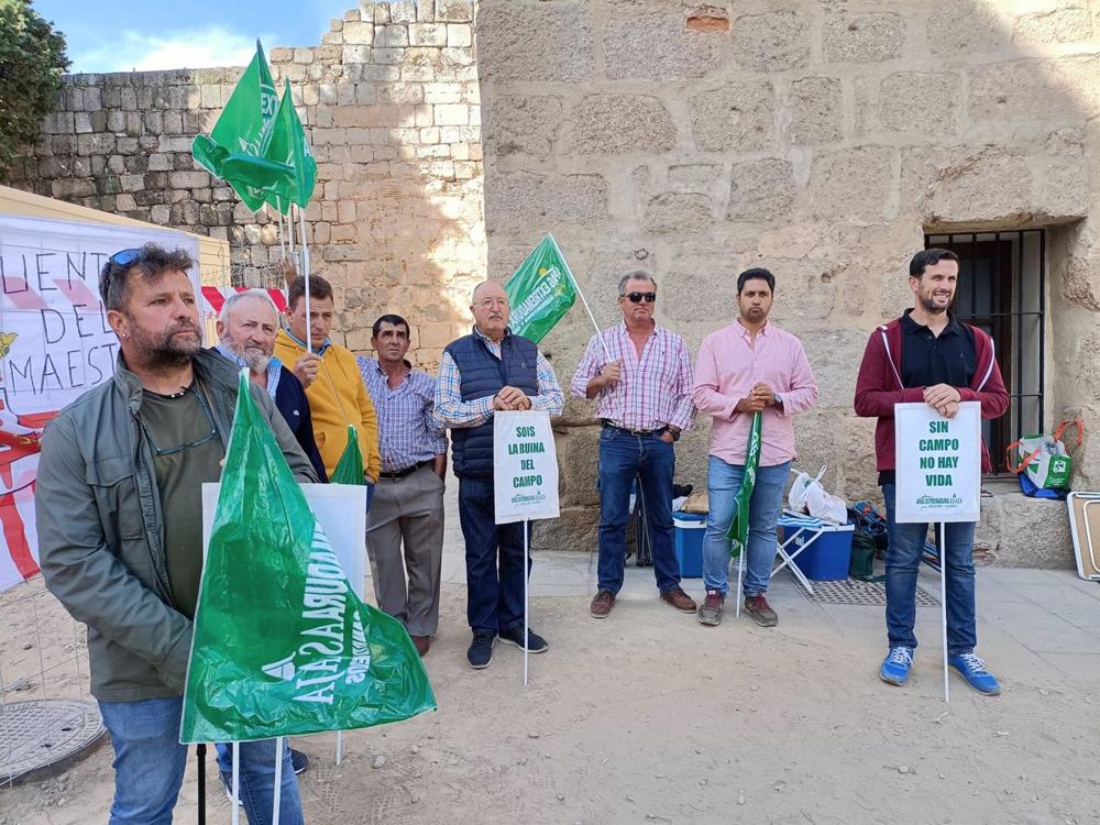 Apag Extremadura Asaja se manifiesta para pedir soluciones por la sequía este jueves en la entrada de Presidencia Apag