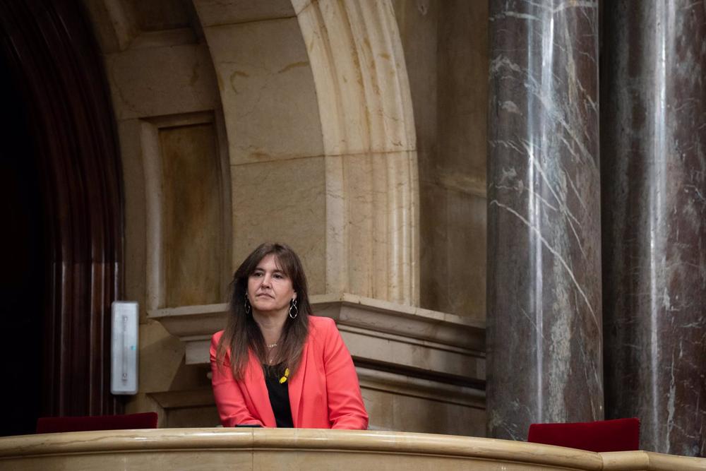 La presidenta de Junts y expresidenta del Parlament, Laura Borràs, durante una sesión plenaria en el Parlament, a 19 de abril de 2023, en Barcelona, Catalunya (España). Esta semana, se vota durante el pleno si reprueba al conseller de Derechos sociales, C La