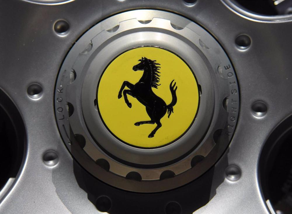 Archivo - FILED - 30 September 2016, France, Paris: A Ferrari logo is seen ona car wheel at the Paris Motor Show. Photo: picture alliance / dpa Archivo