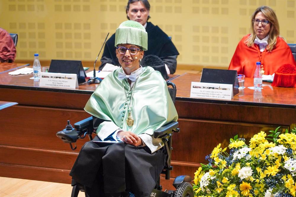 La medallista paralímpica Teresa Perales, investida como Doctora Honoris Causa por la Universidad Pablo de Olavide (UPO). La