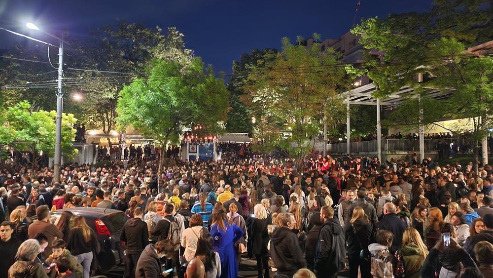 Una multitud congregada frente al colegio en el que ha ocurrido la masacre en Belgrado Una