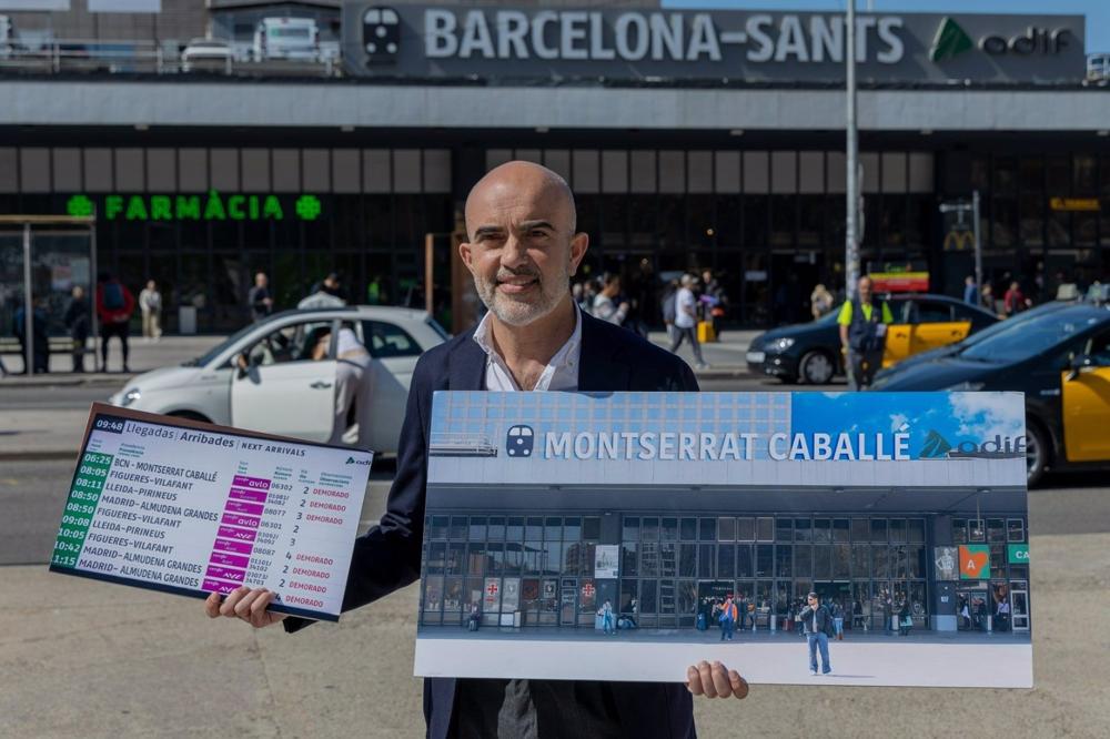 El candidato del PP a la alcaldía de Barcelona, Daniel Sirera, con su propuesta para renombrar la estación de Barcelona-Sants con el nombre de Montserrat Caballé. El