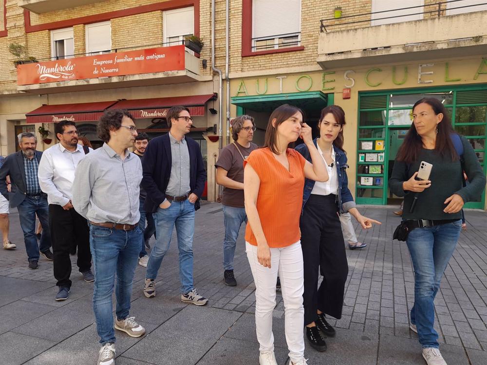 La portavoz nacional de Podemos, Isa Serra, junto a la candidata de Contigo Navarra a la Presidencia de Navarra, Begoña Alfaro, y otros miembros de la coalición La