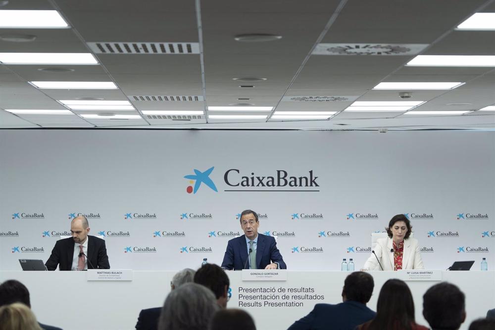 (I-D) El director de Contabilidad, Control de Gestión y Capital de Caixabank, Matthias Bulach; el consejero delegado de CaixaBank, Gonzalo Cortázar, y la directora de Comunicación y Relaciones Institucionales de Caixabank, María Luisa Martínez, durante la (I-D)