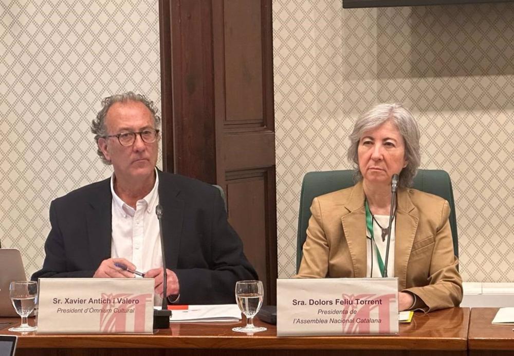 El presidente de Òmnium Cultural, Xavier Antich, y la presidenta de la ANC, Dolors Feliu El