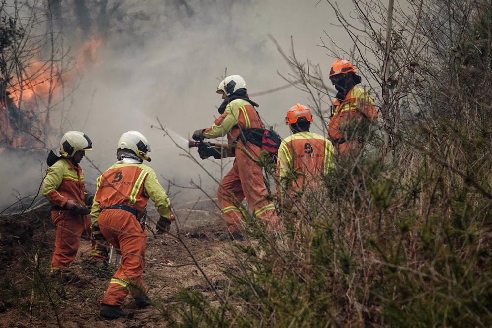 Archivo - Bomberos de Asturias treabajan durante la oleada de incendios en Asturias. Archivo