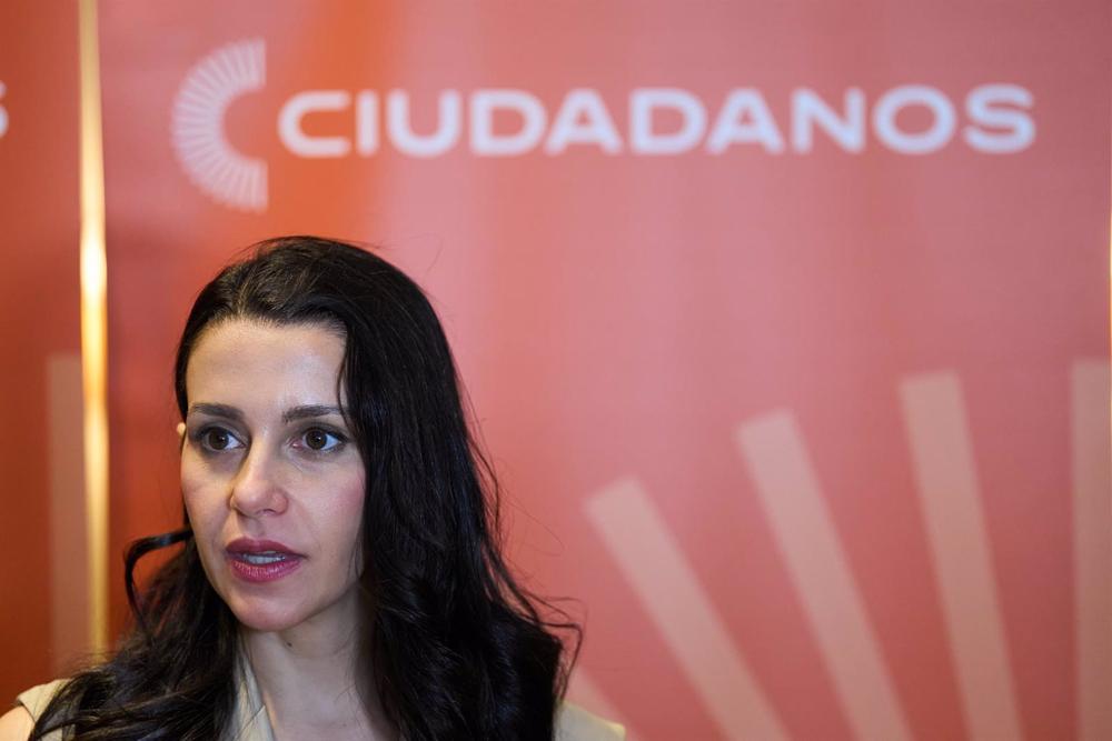 La portavoz de Ciudadanos en el Congreso, Inés Arrimadas, atiende a los medios durante un acto de Ciudadanos en Santander (Foto de archivo). La