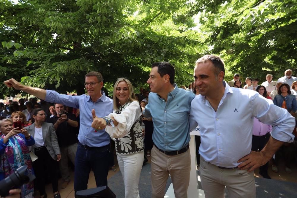 El presidente del PP, Alberto Núñez Feijóo, con el presidente del PP-A y de la Junta de Andalucía, Juanma Moreno, la candidata popular a la Alcaldía de Granada, Marifrán Carazo, y el presidente provincial del PP, Francisco Rodríguez. El
