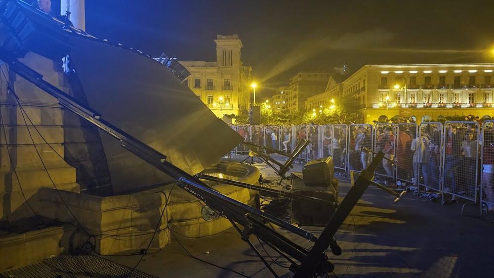 Imagen de la pantalla desprendida en la plaza del Castillo donde se estaba viendo la retransmisión de la final de la Copa del Rey. Imagen