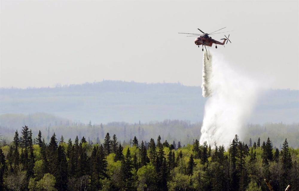 Archivo - Foto de archivo de un helicóptero apagando un incendio en Alberta, Canadá Archivo