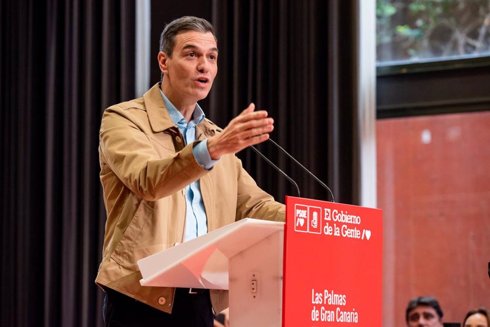 Archivo - El presidente del Gobierno, Pedro Sánchez, participa en la presentación de la secretaria de Sanidad y Consumo y ministra de Sanidad, Carolina Darias, como candidata a la alcaldía de Las Palmas de Gran Canaria, en el Auditorio Alfredo Kraus, a 27 Archivo