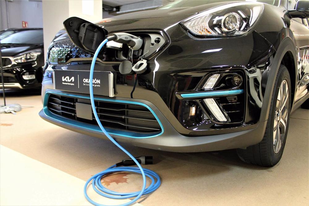 Archivo - Un vehículo se carga de forma eléctrica en Fecirauto Archivo