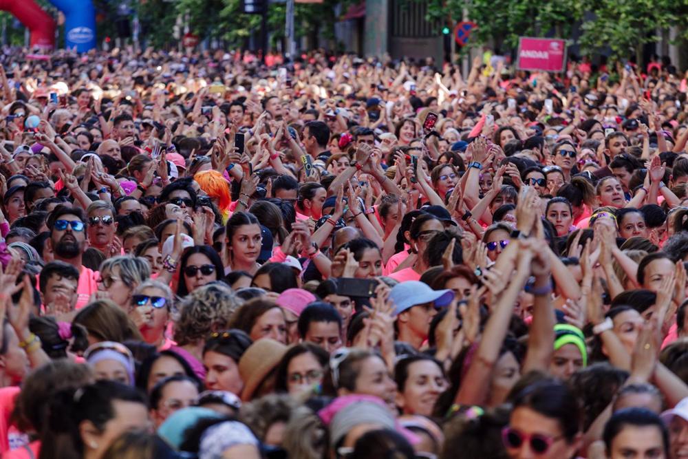 Miles de personas participan en la décimo novena edición de la Carrera de la Mujer de Madrid 2023, a 7 de mayo de 2023, en Madrid (España). Madrid acoge un año más la Carrera de la Mujer Central Lechera Asturiana coincidiendo con el Día de la Madre. Se tr Miles