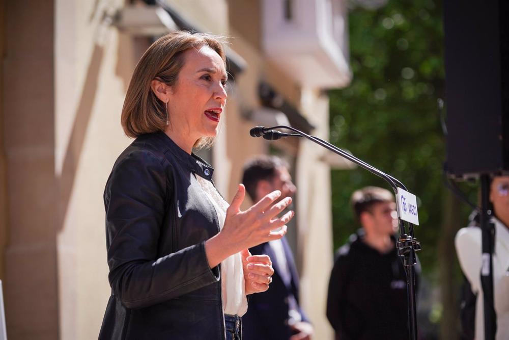 La secretaria general del Partido Popular, Cuca Gamarra, interviene en un acto durante su visita a la sede electoral de su partido en Vitoria, a 5 de mayo de 2023, en Vitoria-Gasteiz, Álava, País Vasco (España). La