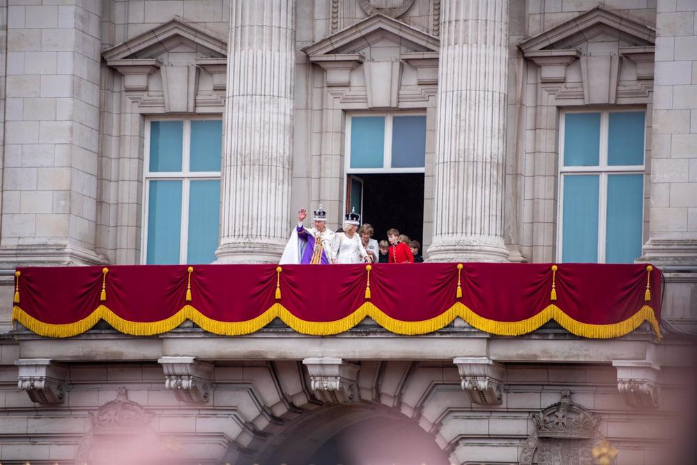 Carlos III y Camila saludan desde el balcón del Palacio de Buckingham tras su coronación Carlos