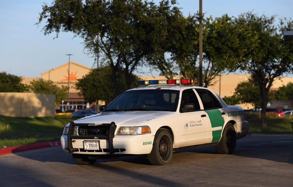 Fahrer tötet sieben Menschen, nachdem er mit seinem Fahrzeug in eine Bushaltestelle neben einer Einwandererunterkunft in Texas gerast ist