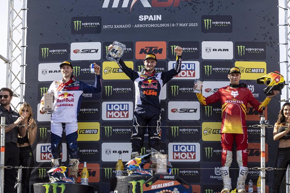 El piloto neerlandés Jeffrey Herlings celebra su victoria en la categoría de MXGP del Gran Premio de España del Mundial de Motocross 2023 El