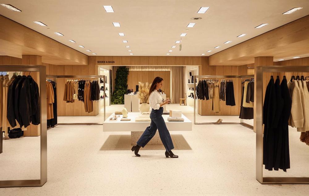 Archivo - Una chica en una macrotienda de Zara en el Boulevard Austria de València Archivo