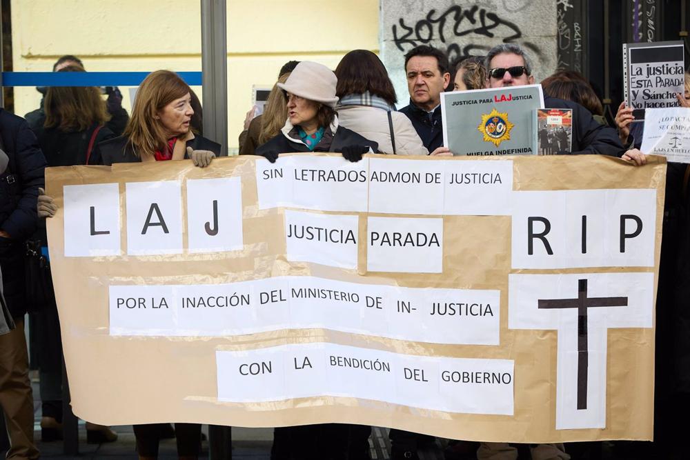 Archivo - Varios letrados se concentran con una pancarta mientras tiene lugar una reunión del comité de huelga de los letrados con Justicia, en la sede del ministerio, a 24 de febrero de 2023, en Madrid (España). El Ministerio de Justicia ha convocado al Archivo