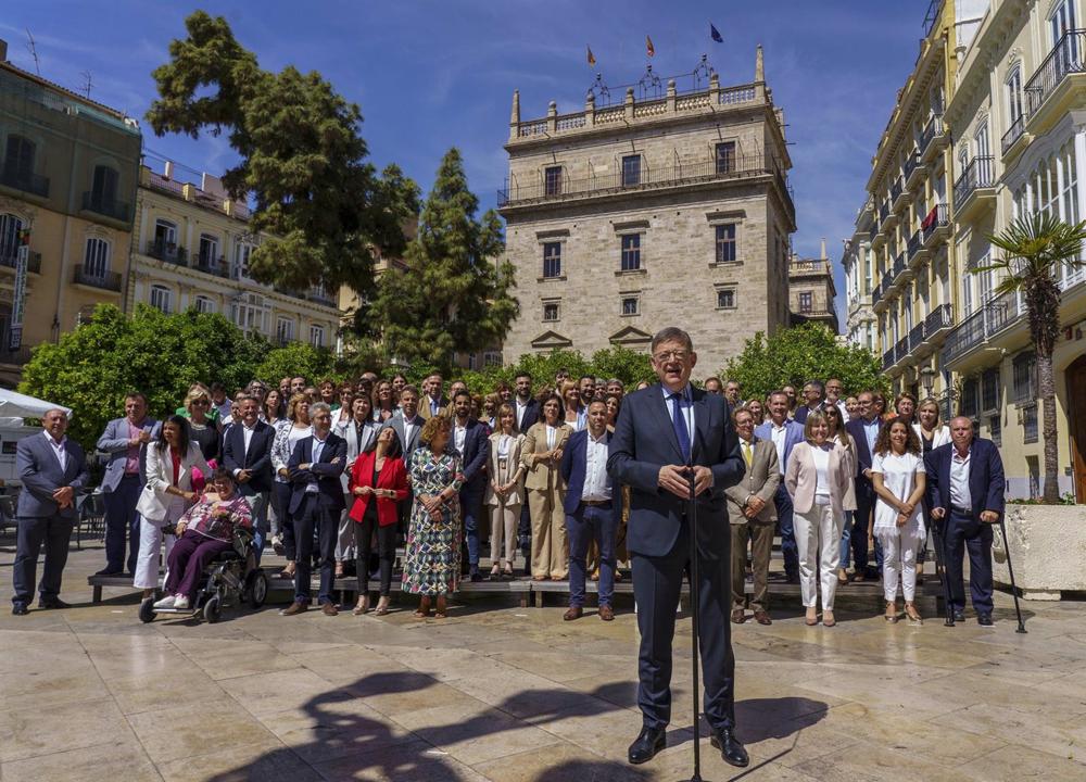 El 'president' de la Generalitat y candidato socialista a la reelección, Ximo Puig, habla ante los medios tras su foto de candidatura. El