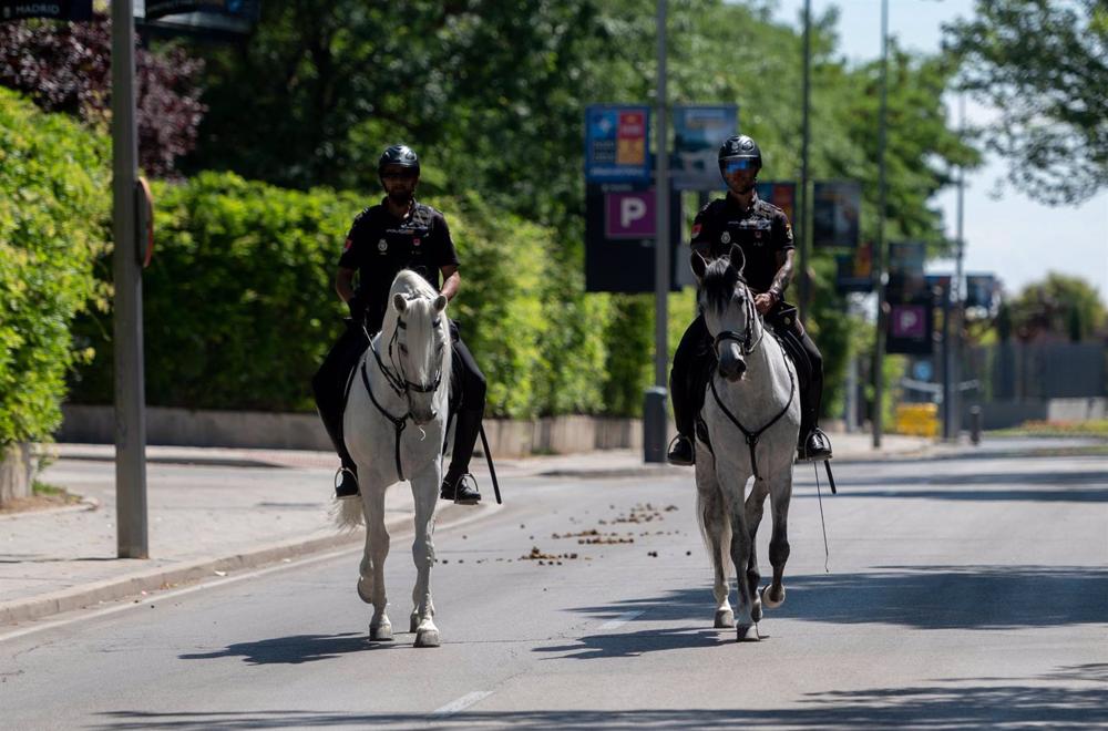Archivo - Policías a caballo en el dispositivo puesto en marcha para la OTAN, en IFEMA Madrid, a 27 de junio de 2022, en Madrid (España). Unos 10.000 agentes de las Fuerzas y Cuerpos de Seguridad, bajo la coordinación de la Policía Nacional, blindan Madri Archivo