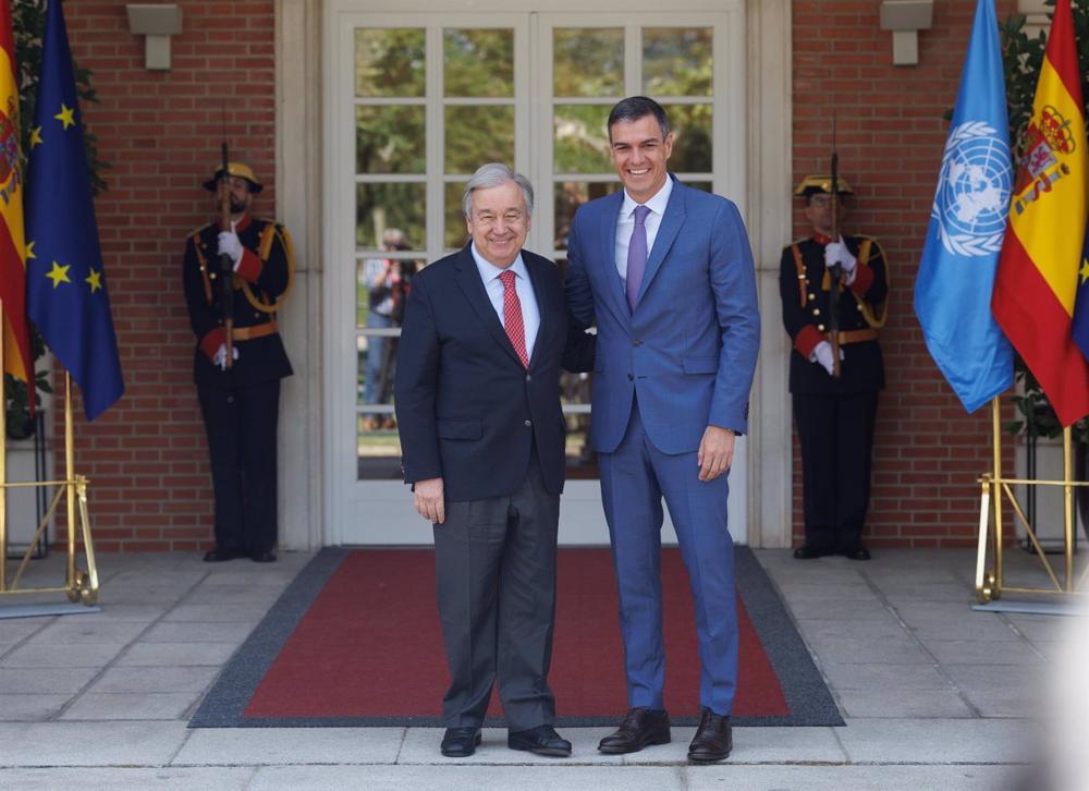 El presidente del Gobierno, Pedro Sánchez (d), recibe al secretario general de Naciones Unidas, António Guterres (i), en el Palacio de la Moncloa, a 8 de mayo de 2023 El