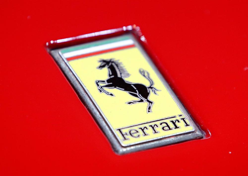 Archivo - FILED - 23 March 2022, North Rhine-Westphalia, Essen: A general view of the Ferrari logo placed on the hood of a vehicle. Italian car manufacturer Ferrari has been the victim of a hacking attack. Photo: Roland Weihrauch/dpa Archivo
