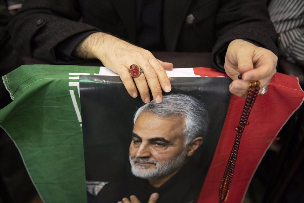 Archivo - Póster del fallecido comandante de la Guardia Revolucionaria iraní, Qasem Soleimani, muerto en un ataque estadounidense en Bagdad en 2020 Archivo