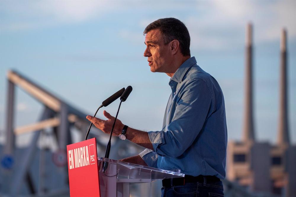El presidente del Gobierno y secretario general del PSOE, Pedro Sánchez, interviene durante un acto de precampaña del PSC, en la Placa Fotovoltaica del Fòrum, a 4 de mayo de 2023, en Barcelona, Catalunya (España). El