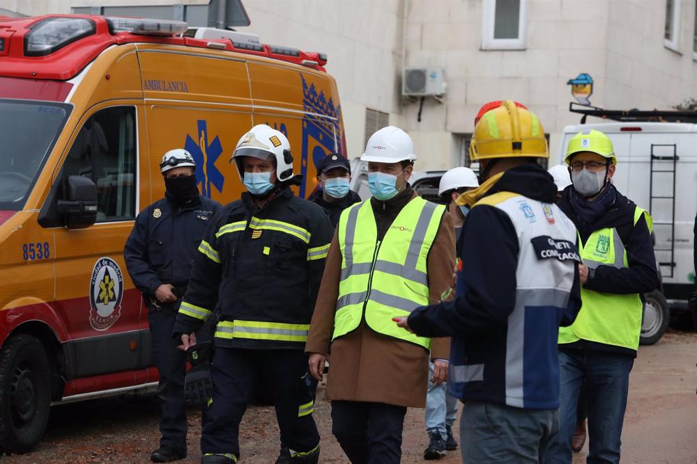 Archivo - Varios operarios y bomberos trabajan en las inmediaciones del edificio tras la explosión de ayer en la calle Toledo, en Madrid (España), a 21 de enero de 2021. Archivo