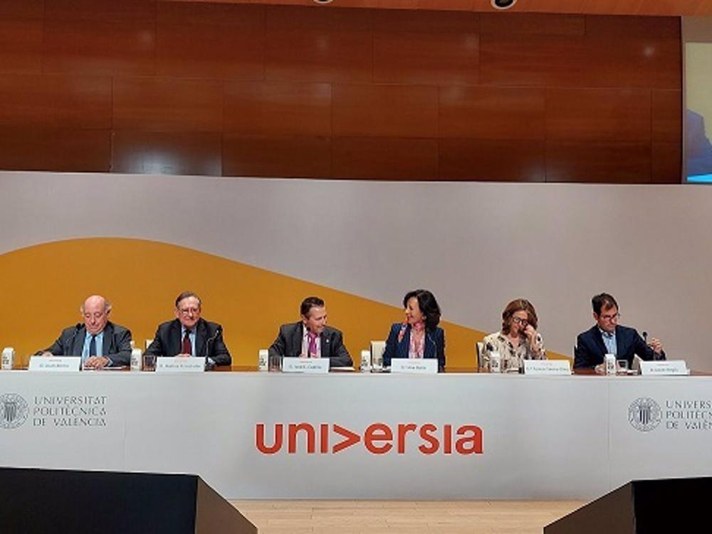 El presidente de la Conferencia de Rectores de las Universidades Españolas (CRUE), Juan Romo, y la presidenta del Banco Santander, Ana Botín El