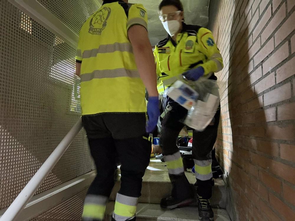 Sanitarios atienden a los dos heridos por una agresión con arma blanca en el distrito de Villaverde, en Madrid. Sanitarios