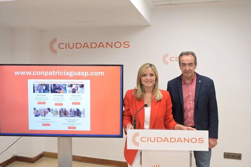 La portavoz nacional de CS y candidata a la presidencia del Govern, Patricia Guasp, junto al coordinador de campaña, Juanma Gómez, en rueda de prensa La