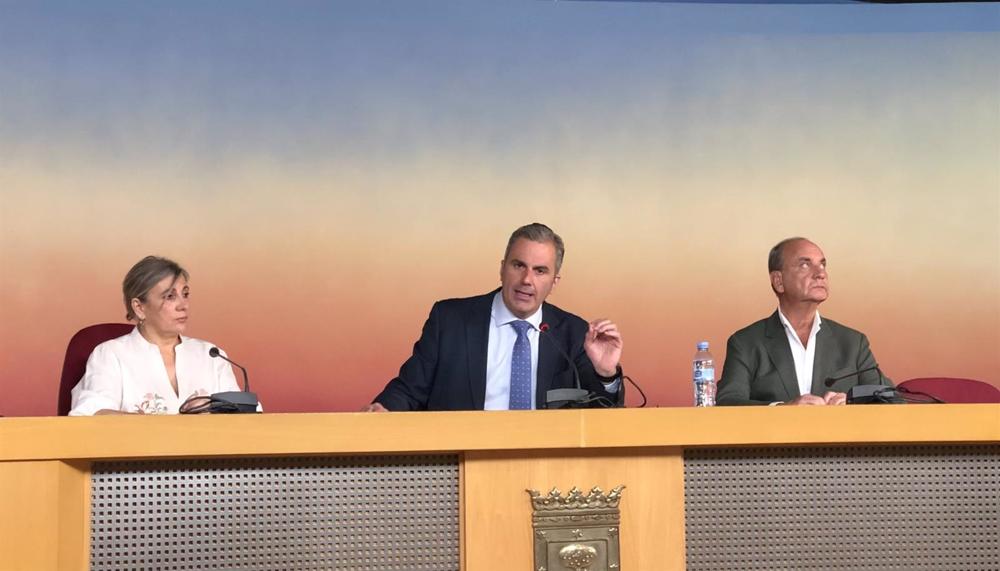 De izquierda a derecha: Arantxa Cabello, Javier Ortega Smith y Fernando Martínez Vidal, durante la presentación de 'Movilidad en libertad'. De