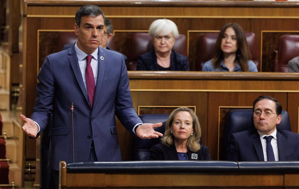 (I-D) El presidente del Gobierno, Pedro Sánchez; la vicepresidenta primera y ministra de Asuntos Económicos y Transformación Digital, Nadia Calviño y el ministro de Asuntos Exteriores, Unión Europea y Cooperación, José Manuel Albares (I-D)